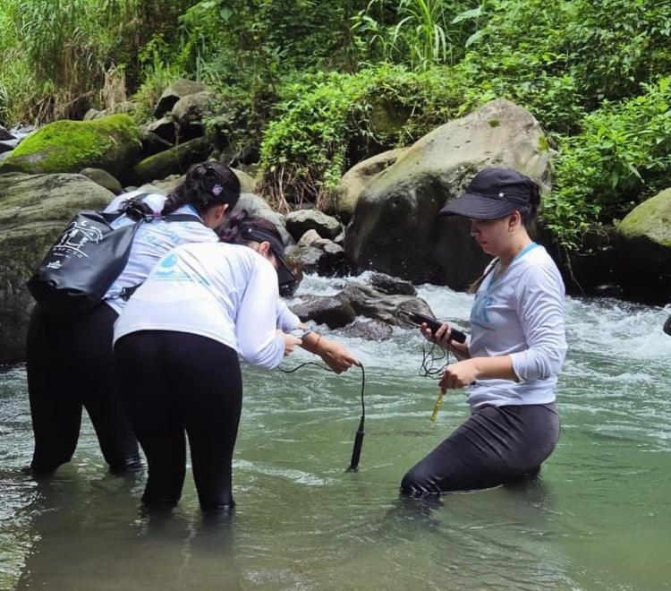 Evaluación y caracterización física y química de las aguas superficiales en el cantón de Montes de Oro